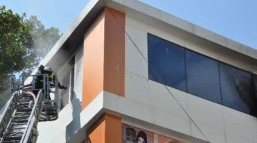 İzmit&rsquo;te Mağazada Yangın &Ccedil;ıktı