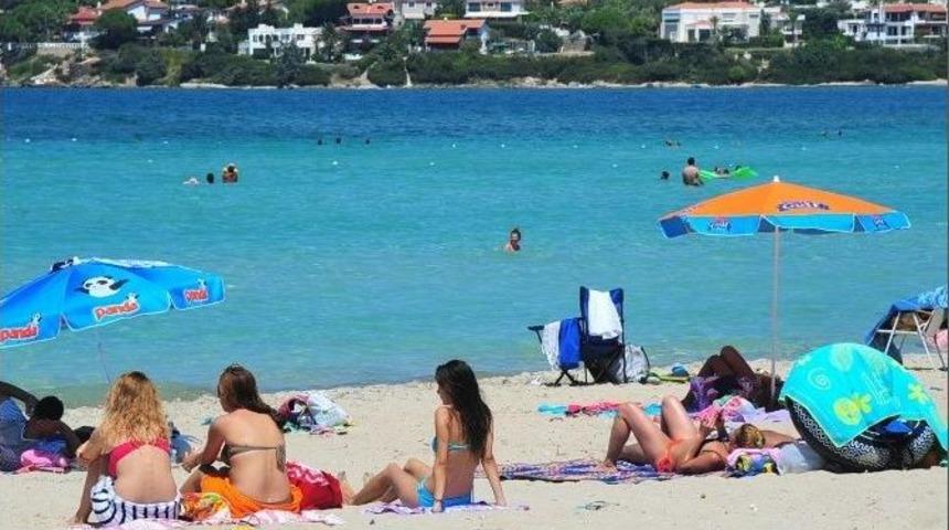 &Ccedil;eşme&rsquo;de Plajlar Dolup Taşıyor
