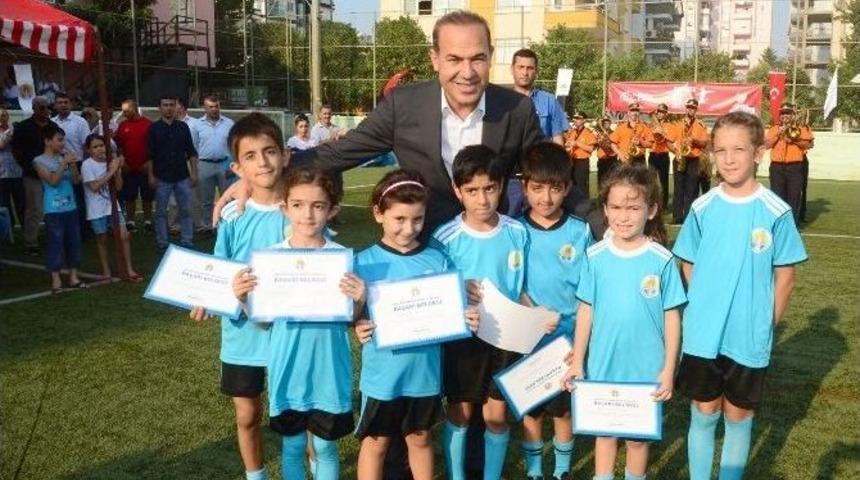 Adana B&uuml;y&uuml;kşehir Belediyesi Futbol Okulları Sezonu T&ouml;renle Kapattı