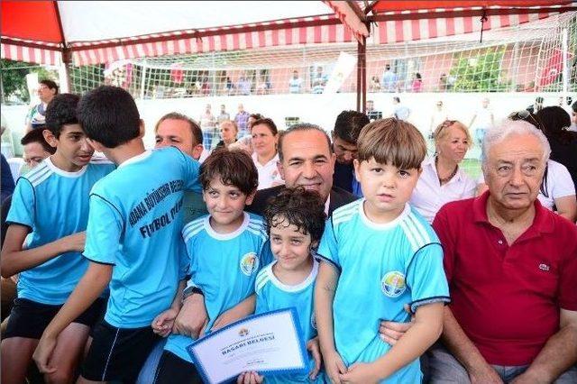 Adana Büyükşehir Belediyesi Futbol Okulları Sezonu Törenle Kapattı