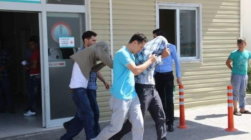 &Ouml;nce G&uuml;venlik Kamerasına, Sonra Polise Yakalandılar