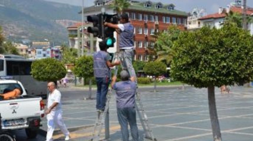 Alanya&rsquo;da Trafik Işıklarına Bakım