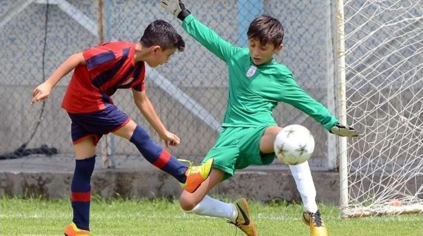 &Ccedil;ocuklar Sahada, Anneler Trib&uuml;nde