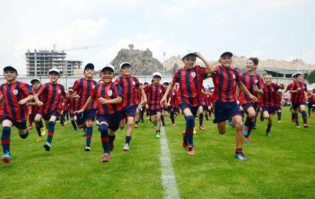 Çocuklar Sahada, Anneler Tribünde