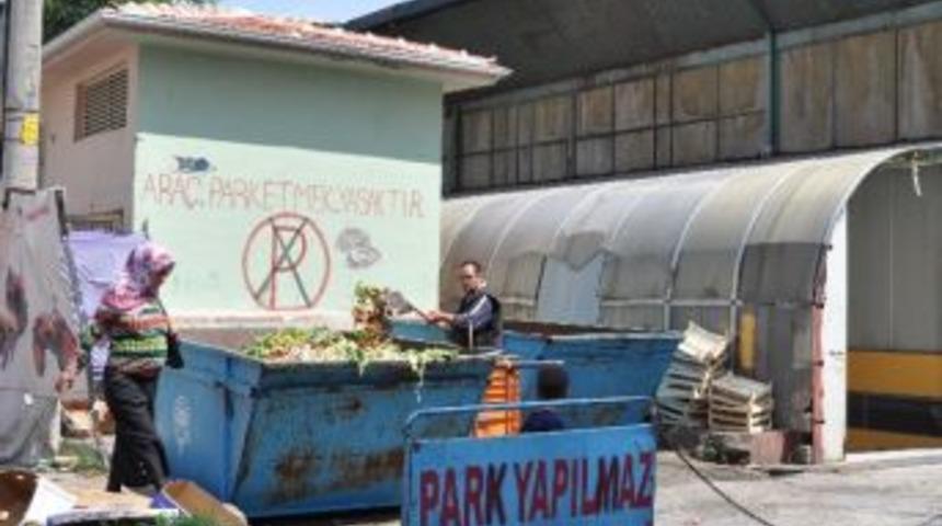 Kapalı Pazar &Ccedil;&ouml;pl&uuml;ğ&uuml; &Ccedil;evre Esnafı Rahatsız Ediyor