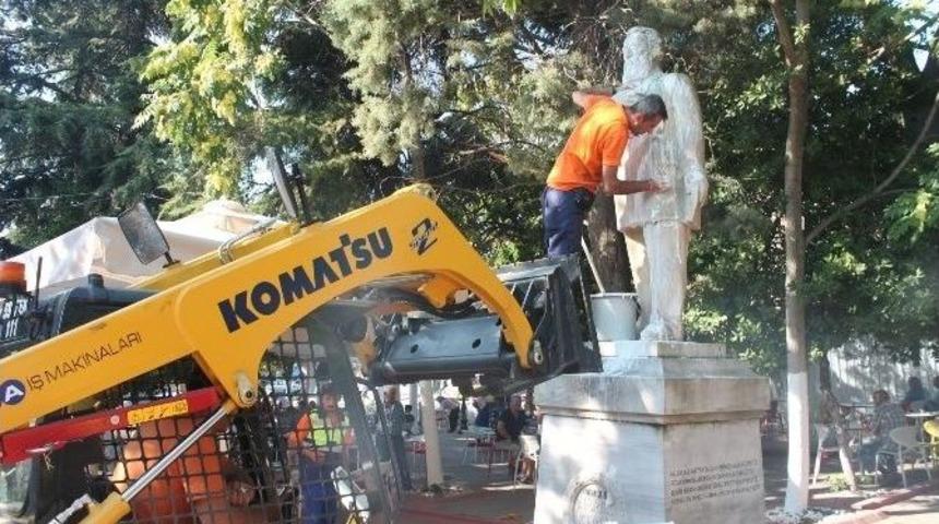 Tekirdağ&rsquo;ın Simgesi Namık Kemal Heykeli Yıkandı