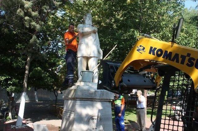 Tekirdağ&rsquo;ın Simgesi Namık Kemal Heykeli Yıkandı 1
