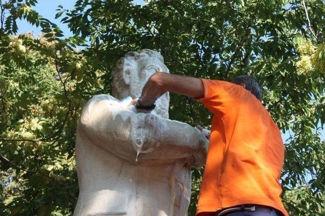 Tekirdağ&rsquo;ın Simgesi Namık Kemal Heykeli Yıkandı 2