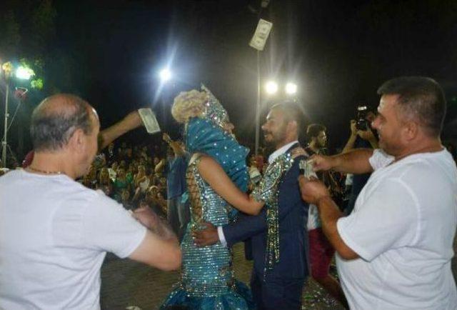 Dollars Spilled Out In Carnival-Esque Roma Wedding 3