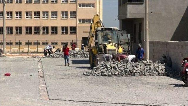 Akçakale ‘de Parke Taşı Döşeme Çalışmaları Devam Ediyor