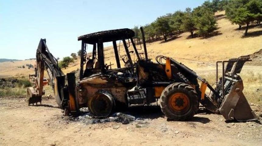 Nurdağı'nda Pkk'lılar Iş Makinelerini Yaktı