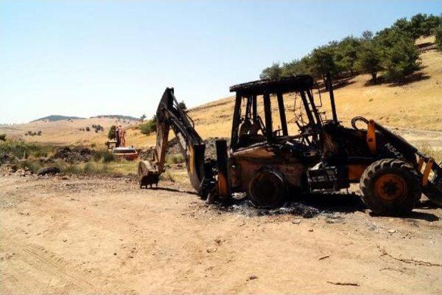 Nurdağı'nda Pkk'lılar Iş Makinelerini Yaktı