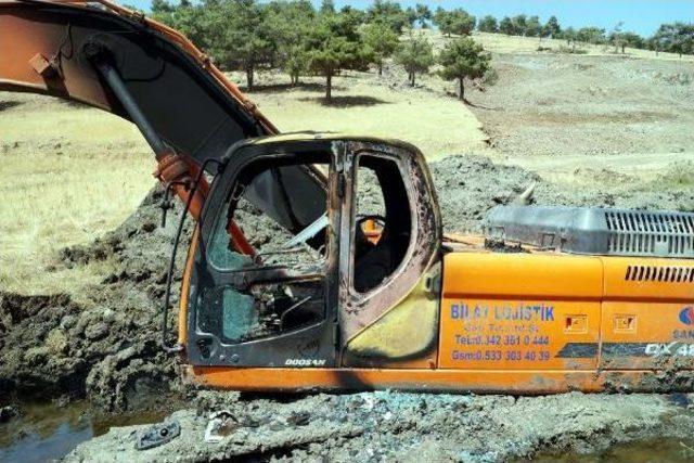 Nurdağı'nda Pkk'lılar Iş Makinelerini Yaktı