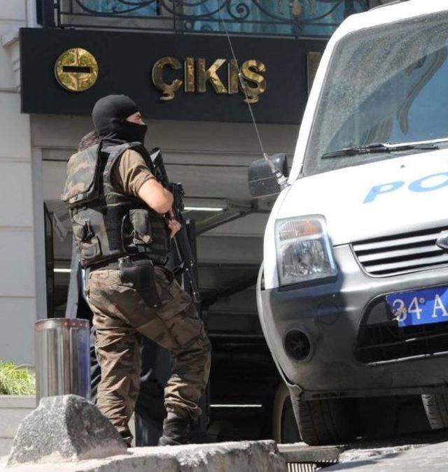 Fotoğraflar //dolmabahçe Sarayı Polis Noktasına Silahla Saldıranlar Yakalandı
