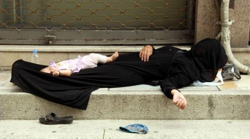 M&uuml;lteci Kadın Dilenirken Kaldırımda Bebeğiyle Uyuyakaldı