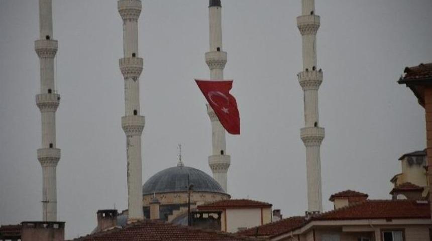 D&ouml;rt Minareli Cami T&uuml;rk Bayrağını Dalgalandırıyor