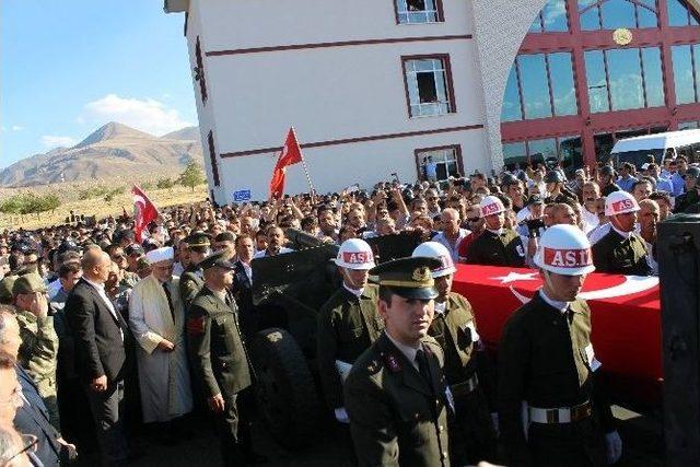 Erzurum’da Şehit Astsubayın Cenaze Törenine Binlerce Kişi Katıldı