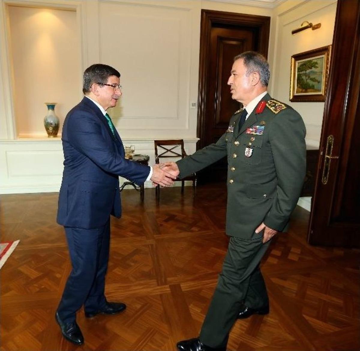 Başbakan Davutoğlu, Genelkurmay Başkanı Orgeneral Akar Ve Kuvvet Komutanlarını Kabul Etti