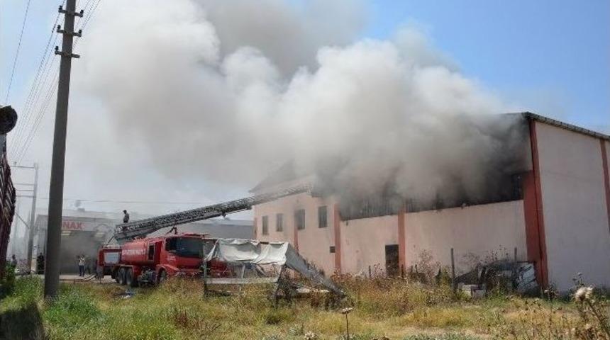 Uşak&rsquo;ta Elyaf Fabrikasında &Ccedil;ıkan Yangın Korkuttu