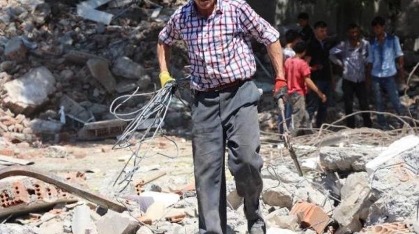 Karakol Enkazından Hurda Demir Ve Tahta Toplamak I&ccedil;in Yarıştılar