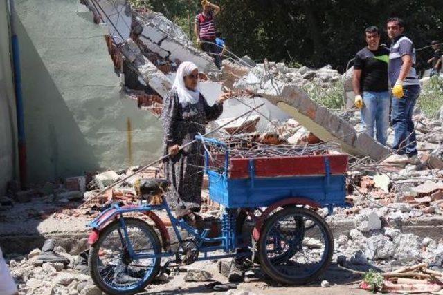 Karakol Enkazından Hurda Demir Ve Tahta Toplamak Için Yarıştılar