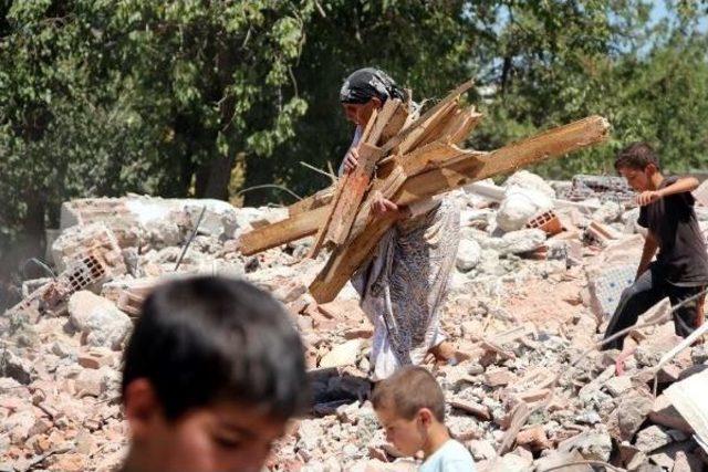 Karakol Enkazından Hurda Demir Ve Tahta Toplamak Için Yarıştılar