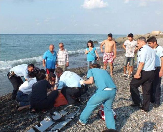 Denizde Kaybolan Genç, Kıyıda Baygın Halde Bulundu