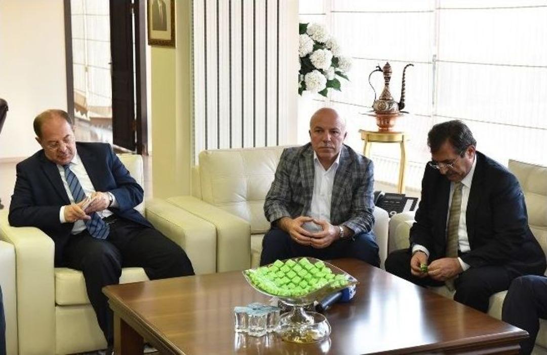 Bakan G&uuml;ll&uuml;ce, Başkan Sekmen&rsquo;i Ziyaret Etti