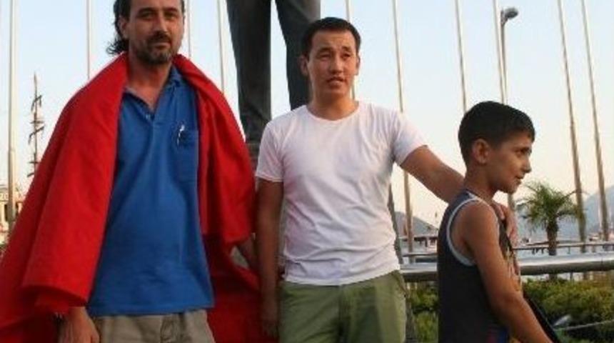 Tek Kişilik Şehit Eylemine Kırgızistanlı Turistler Destek Verdi