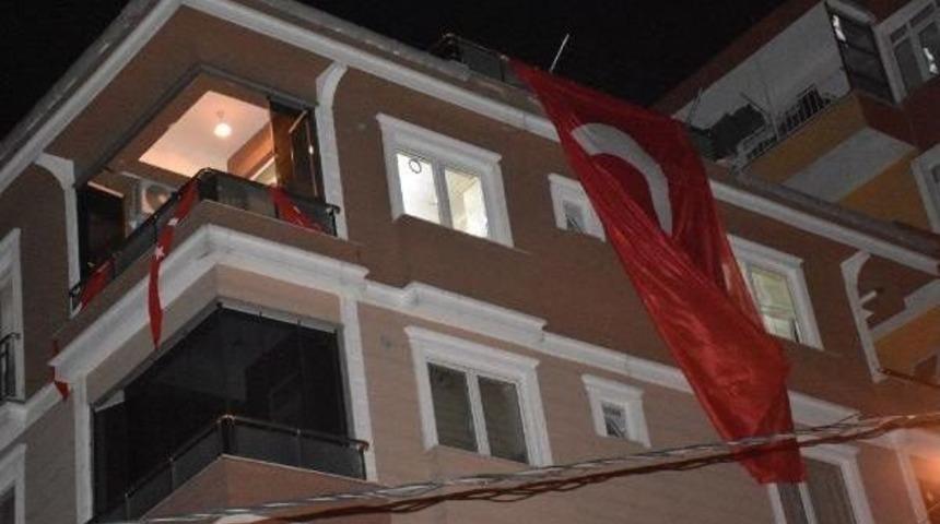 Şehit Er &Ouml;mer Er&uuml;st&uuml;n'&uuml;n İstanbul G&uuml;ng&ouml;ren'deki Babaevinde Yas...