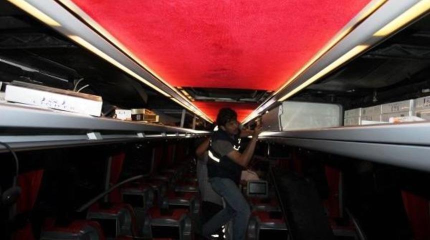 Durdurulan Yolcu Otobüsün Tavanında 40 Bin Paket Kaçak Sigara Ele Geçirildi