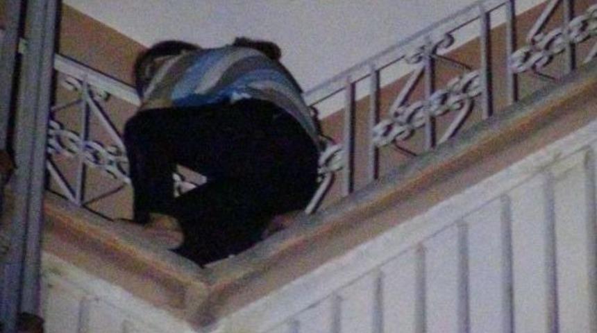 Nikah Yaptığı Eşi D&uuml;ğ&uuml;nden Vazge&ccedil;ince 8&rsquo;Inci Kattan Atlamak Istedi