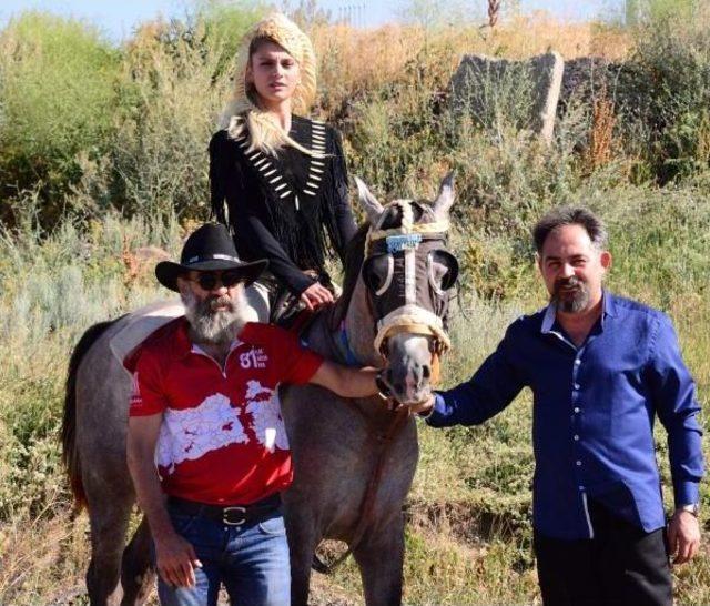 Kuaf&ouml;r, Cirit&ccedil;i Seda nın Sa&ccedil;ları Ile Atının Yelesini &Ouml;rd&uuml; 2