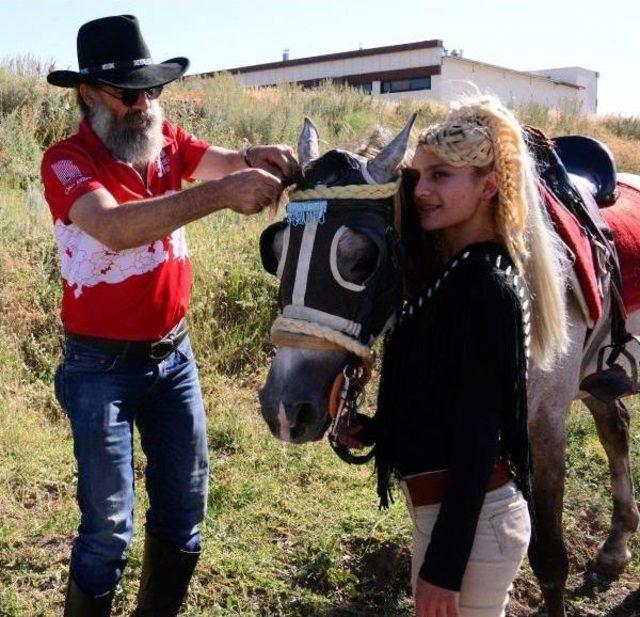 Kuaf&ouml;r, Cirit&ccedil;i Seda nın Sa&ccedil;ları Ile Atının Yelesini &Ouml;rd&uuml; 3