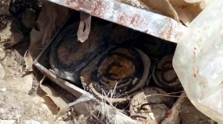 Divriği'de, Ppk'nın Eski Yıllarda G&ouml;md&uuml;ğ&uuml; 12 El Yapımı Patlayıcı Bulundu