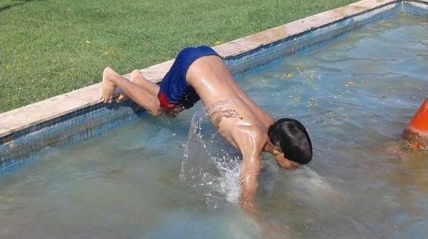 (&ouml;zel Haber) Tehlike Sa&ccedil;an S&uuml;s Havuzlarında Serinlemeye &Ccedil;alışıyorlar