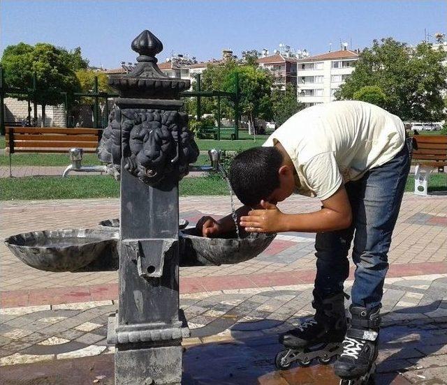 (özel Haber) Tehlike Saçan Süs Havuzlarında Serinlemeye Çalışıyorlar