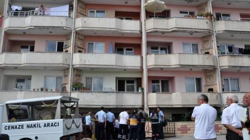 Balkondan D&uuml;şen Yaşlı Kadın &Ouml;ld&uuml;