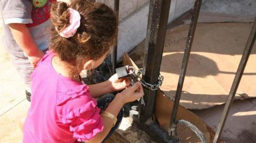 Cami, Suriyeliler'e Kapatıldı