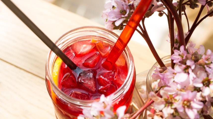 Kırmızı güzel: Çilekli soğuk çay