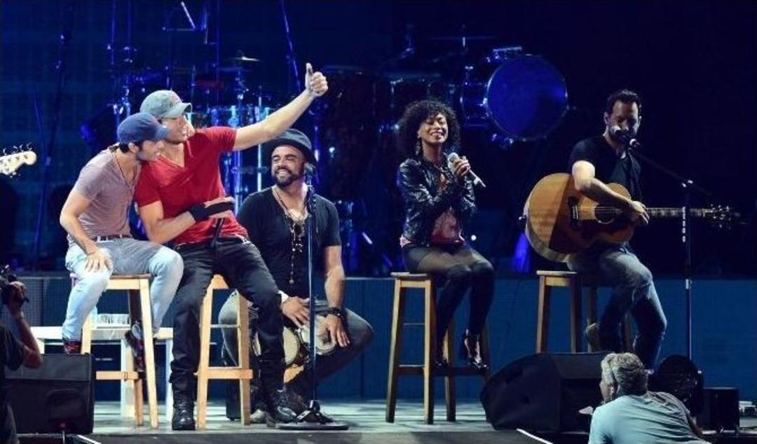 Enrıque Iglesıas Artvinli Hayranıyla D&uuml;et Yaptı