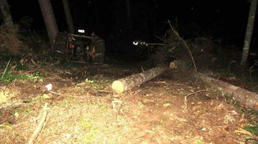 Tomruk Y&uuml;kl&uuml; Trakt&ouml;r&uuml;n Altında Kalan S&uuml;r&uuml;c&uuml; Hayatını Kaybetti, İki Kişi Canını Son Anda Kurtardı