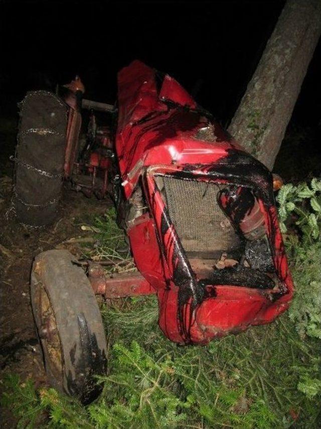 Tomruk Yüklü Traktörün Altında Kalan Sürücü Hayatını Kaybetti, İki Kişi Canını Son Anda Kurtardı