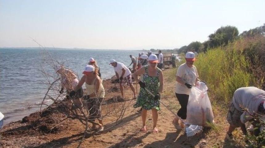 Burhaniye&rsquo;de Sahil Temizliğine Vatandaşlarda Destek Oldu