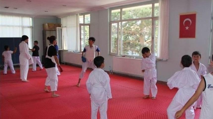 Karateciler Yetişiyor