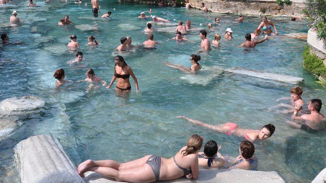 Pamukkale'yi 9 ayda 1 milyondan fazla turist gezdi