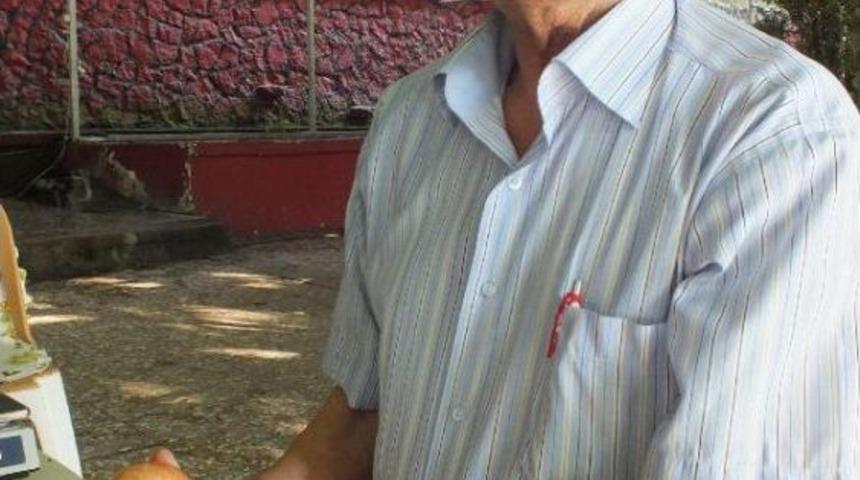 Eski Belediye Başkanı Elma Satarak Ge&ccedil;iniyor