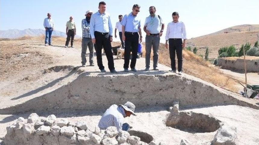 Karah&uuml;y&uuml;k&rsquo;teki Kazı &Ccedil;alışmaları 68 Yıl Sonra Yeniden Başladı