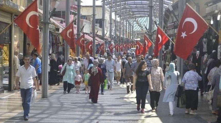 Tarihi Bursa Kapalı&ccedil;arşı T&uuml;rk Bayraklarıyla S&uuml;slendi
