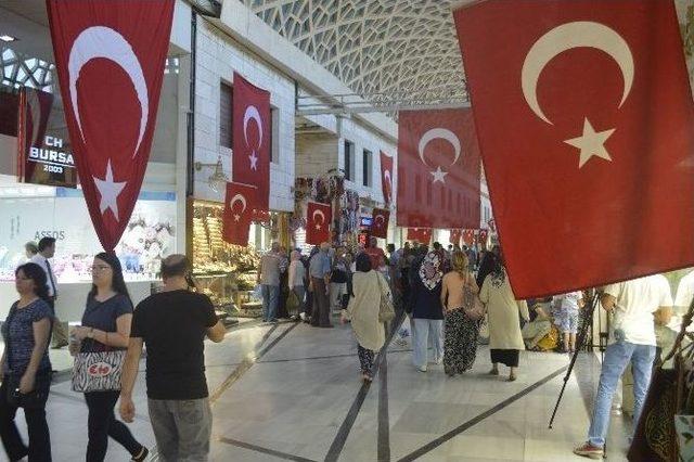 Tarihi Bursa Kapalı&ccedil;arşı T&uuml;rk Bayraklarıyla S&uuml;slendi 1